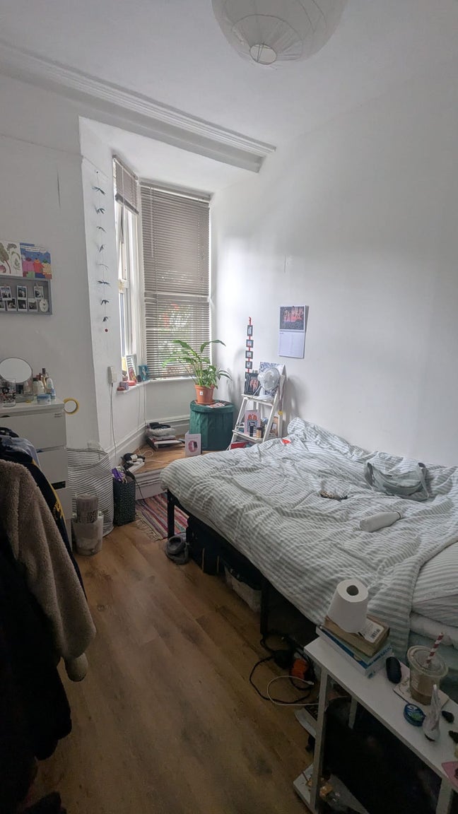 2 Double Bedrooms available in Bargain 3 bed flat Main Photo