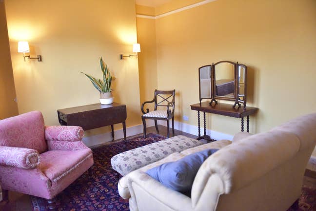 Vibrant 1 Bed + 1 Study + 1 Bath @Central Headingt Main Photo