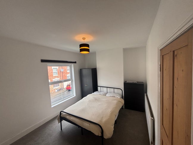 Spacious Double room available  Main Photo