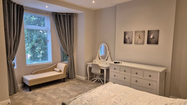 Gorgeous modern double bedroom in spacious house Main Photo