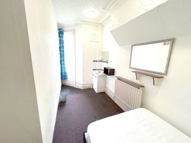 Double Room Shared Bathroom - North Train Main Photo