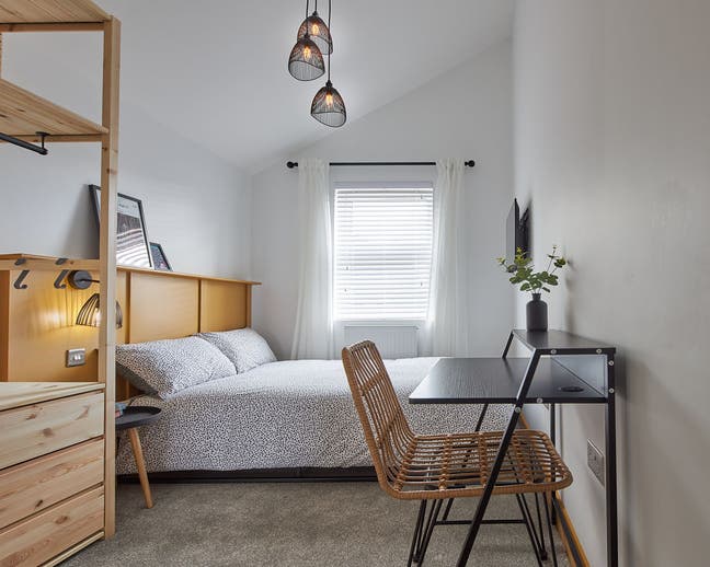 Designer outlet | Dbl | Ensuite | Deposit free Main Photo