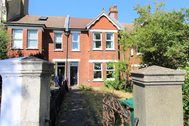 All bills incl. 2 rooms available in 5 bed house Main Photo