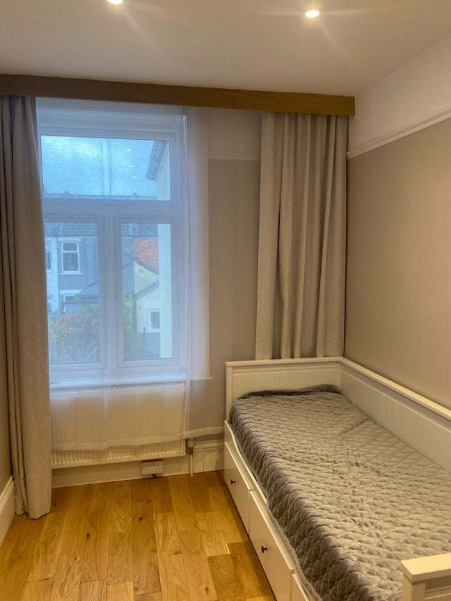 Room for Quiet Working Professional in Dunbar Road Main Photo