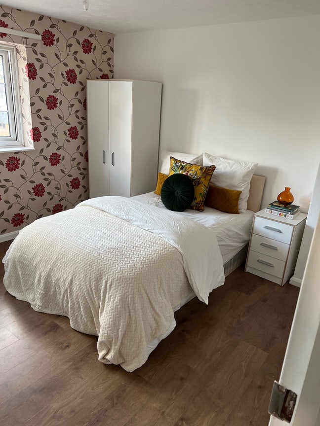 Spacious and bright double bedroom £695, Inc.bills Main Photo