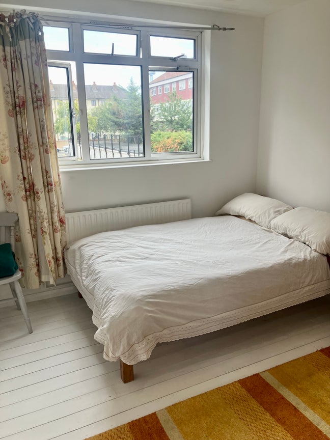 Double bright room, quiet estate backing onto park Main Photo