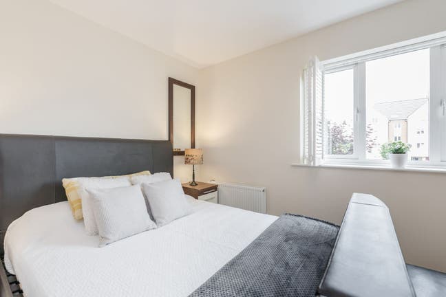 Modern, Clean, Safe and Secure Double Ensuite Main Photo