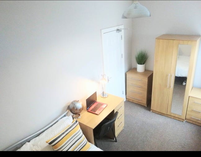 Immaculate Room in Quiet Professional House Main Photo