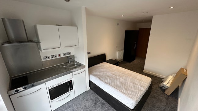 Studio Available Now / Utility Bills Included Main Photo
