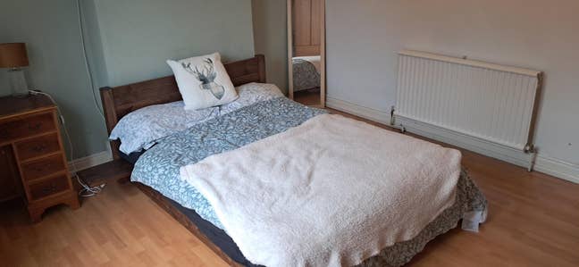 Spacious, quiet room – bills included Main Photo