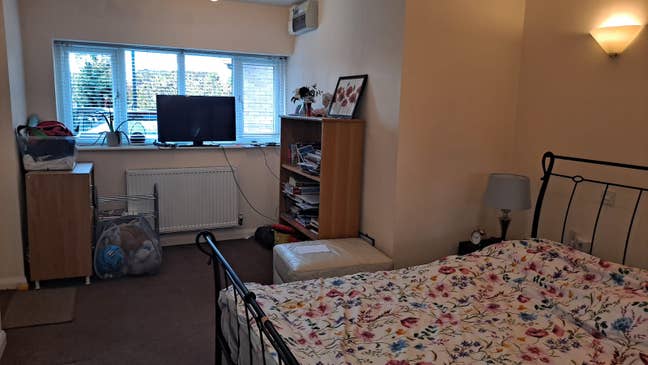 Lovely super sized room with king bed and ensuite  Main Photo