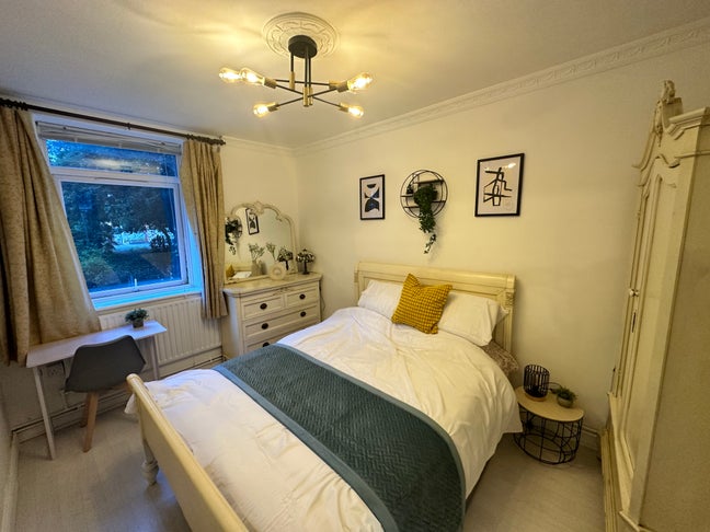🌸 Elegant Baroque-Style Double Room – Girls Only Main Photo