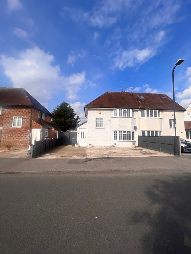 Semi Detached 4 Bed house with large living spaces Main Photo