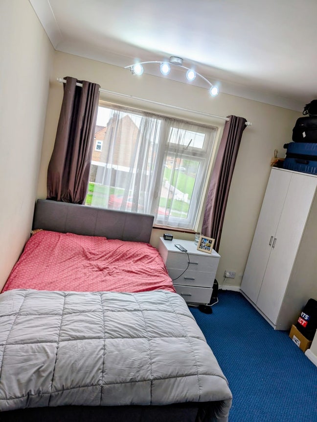 Clean double room available  Main Photo
