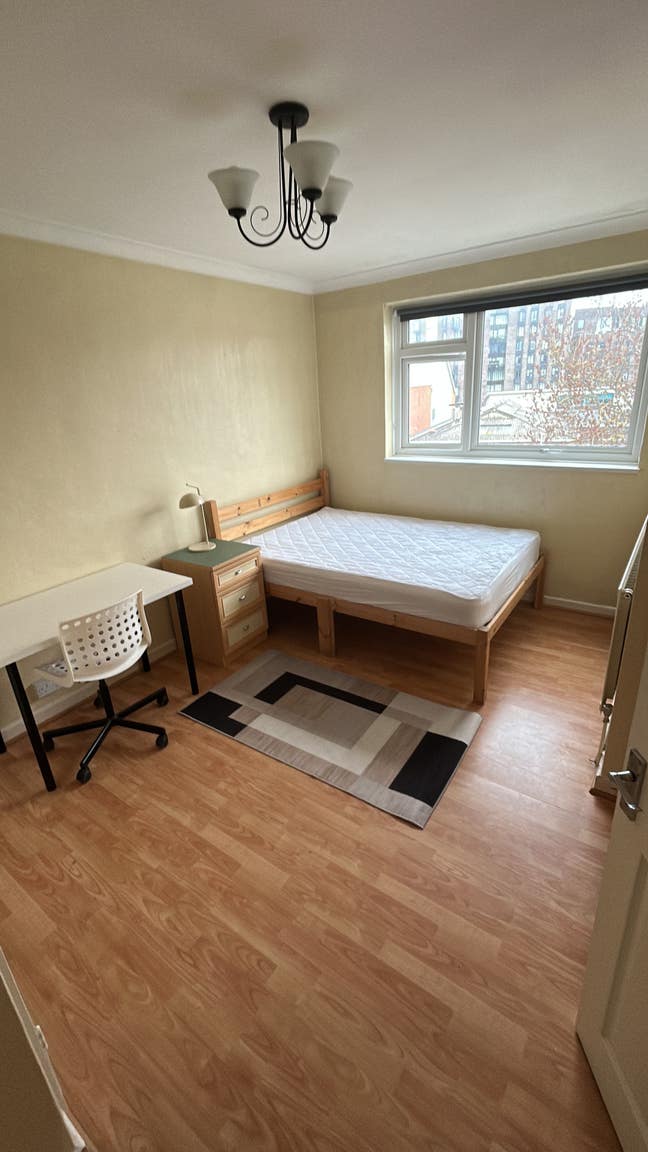 * Lovely Double Room Available in Mile End * Main Photo