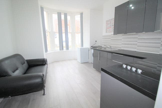 Furnished | Close to Train Station | City Centre Main Photo