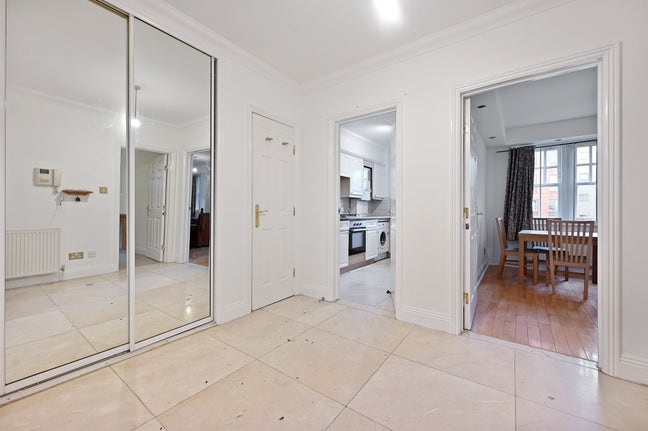 Three Bedroom En-Suite Flat with Communal Gym & Po Main Photo
