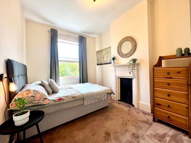 2 doubles, Ealing, redecorated garden house  Main Photo