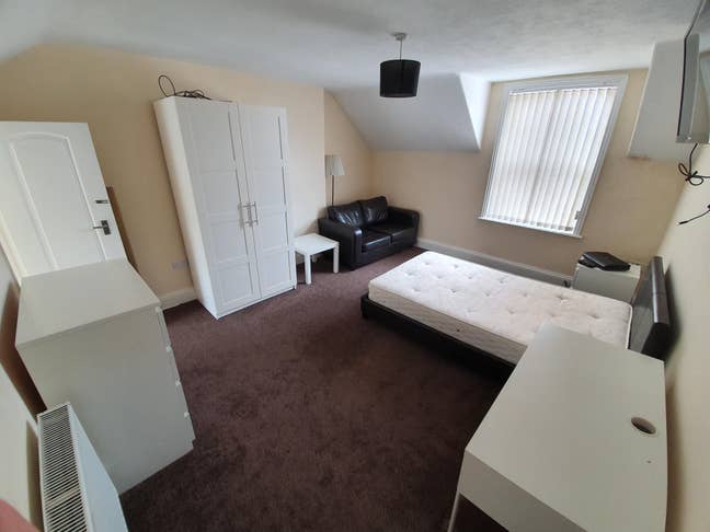 NEW 1 Bed Spacious Studio / Room with en-suite Main Photo