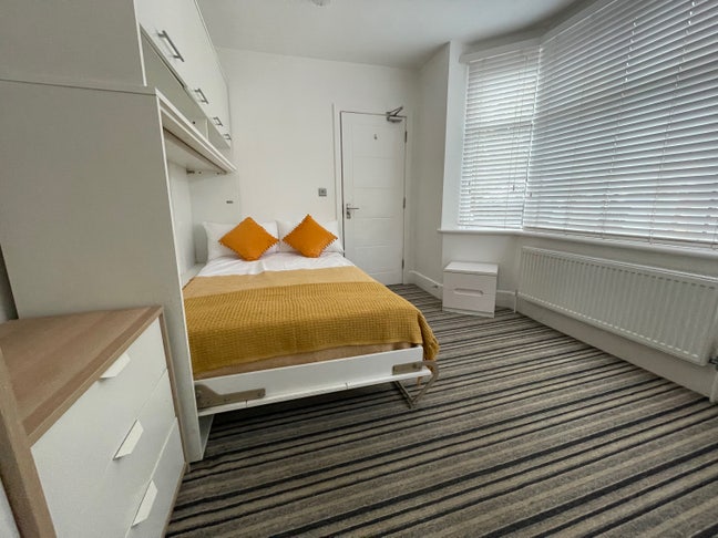 Double Room I 2 mins from station I Free rent  Main Photo