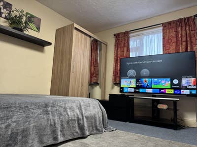 Large Double Room in Clean, Quiet Home – Grays Main Photo