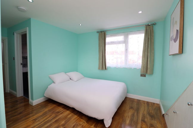 Luxury Ensuite + Living Space and Garden!  Main Photo
