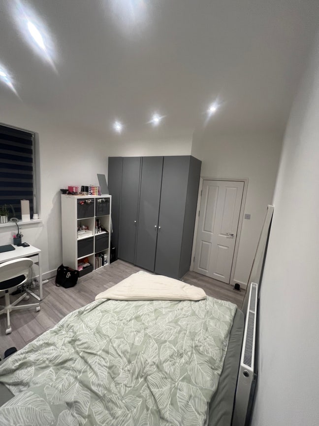 Southfields Flat - Room Available  Main Photo