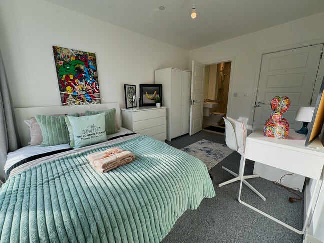 🏷️ £1,250 | Modern Ensuite Room | Royal Wharf E16 Main Photo