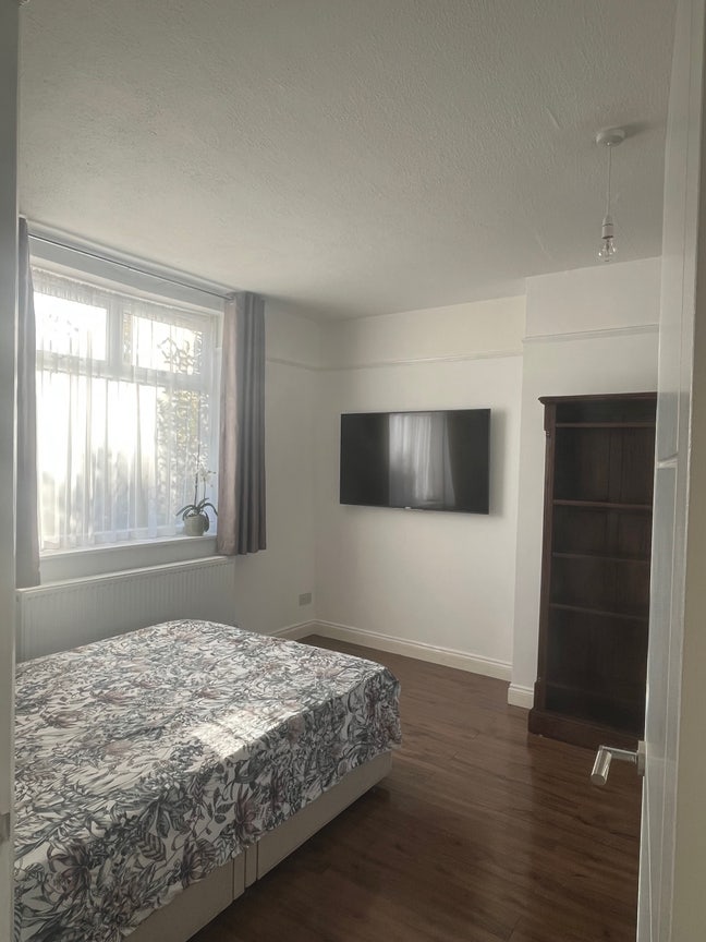 Room for rent in greenford Main Photo