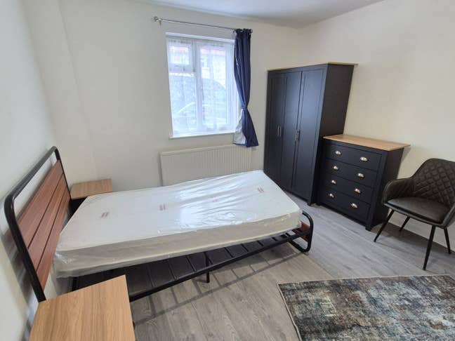 Brand en-suite with kitchenette in Greenford Main Photo