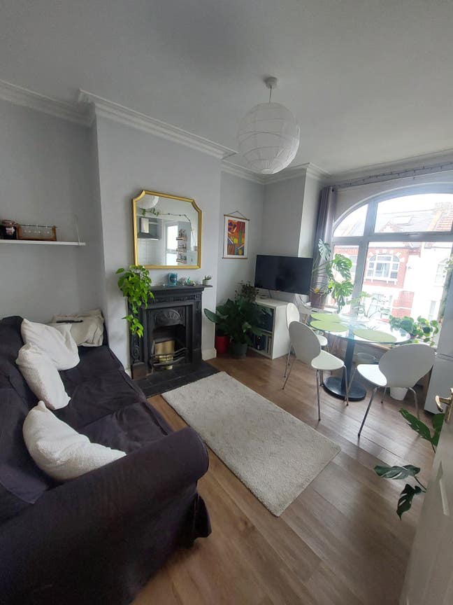 Large furnished double bedroom in friendly house Main Photo