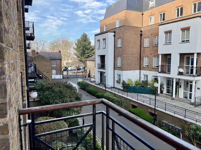 2-Bedroom, 2-Bathroom Flat in Chiswick High Road Main Photo
