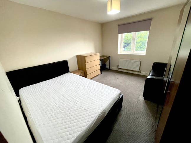 Large Bedroom available by Station Main Photo