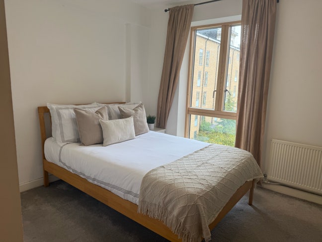 Huge Room + LOUNGE | 5 mins to Piccadilly line! Main Photo