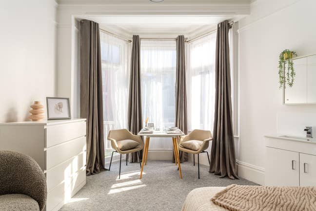 Neutral, Bright, Double Room, All Bills Included  Main Photo