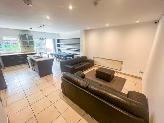Stylish 6-Bedroom Property with Lounge & Garden  Main Photo