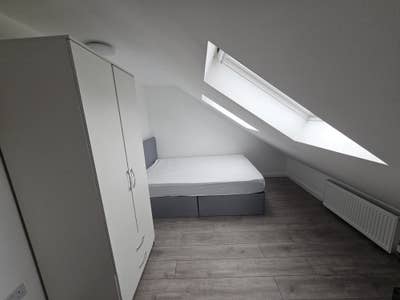 Cosy attic room available in Manor Park  Main Photo