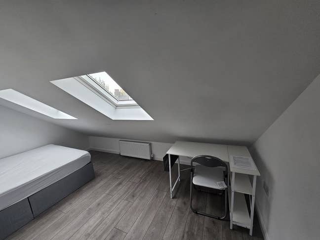 Cosy attic room available in Manor Park  Main Photo