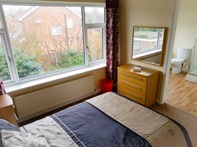 Large  Ensuite👨‍⚕️ Hospital👩‍⚕️ 5 Mins Away Main Photo