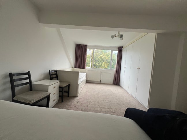 Spacious double room, en suite,  living room-st Main Photo