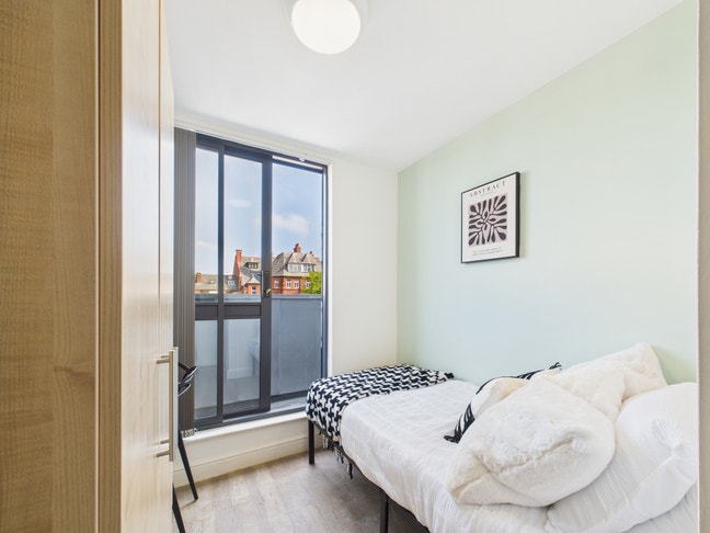 Single En-Suite Balcony Room Available  Main Photo