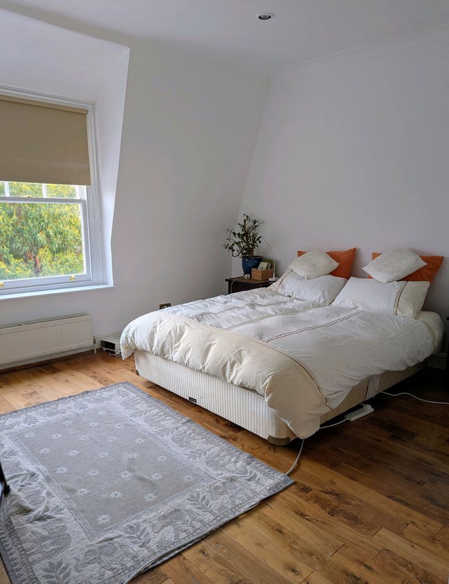 Bright double room. Extensive leafy views.  Main Photo