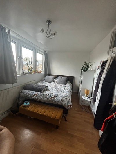 Spacious Double Room in 3BR Flat along Canal Main Photo