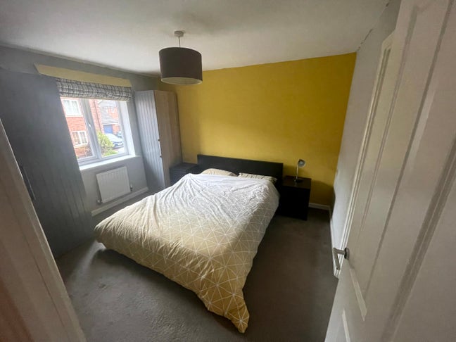 Large ensuite room on private road in North Rugby Main Photo