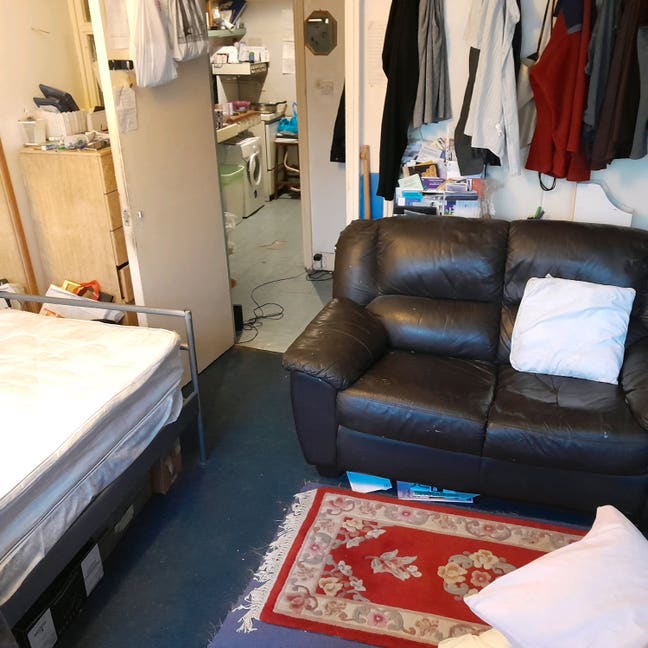 Room in noisy warm flat Main Photo
