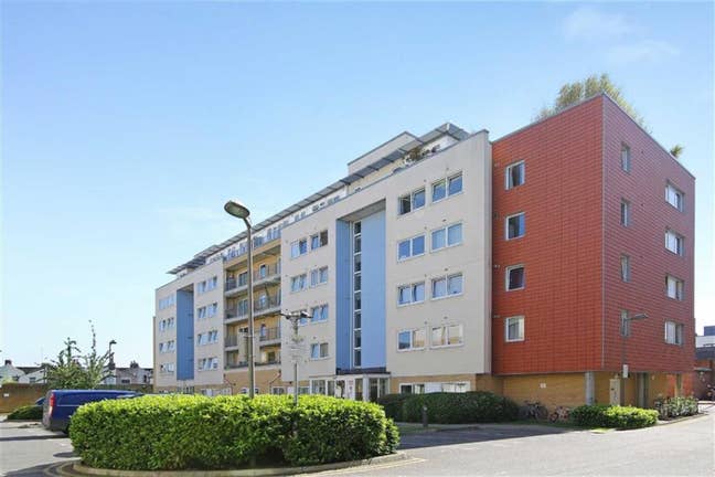 Cheap Rooms Steps to Stratford Station--Book Now!! Main Photo