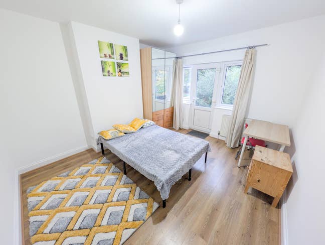 ✨ Bright Double Room with Garden Access – Near Mid Main Photo