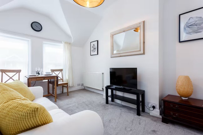  1 Bedroom Town Centre Apartment - Nr Shops & Beac Main Photo