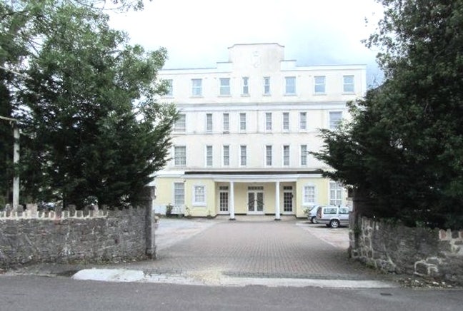 Large 1 Bedroom Flat with Ocean View in Torquay Main Photo