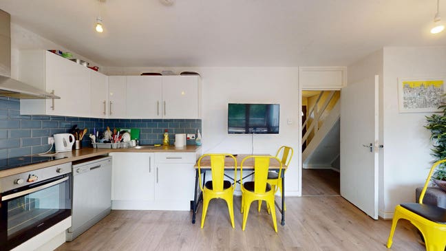🏡📍Rent smarter, not harder/ ALL bills included  Main Photo